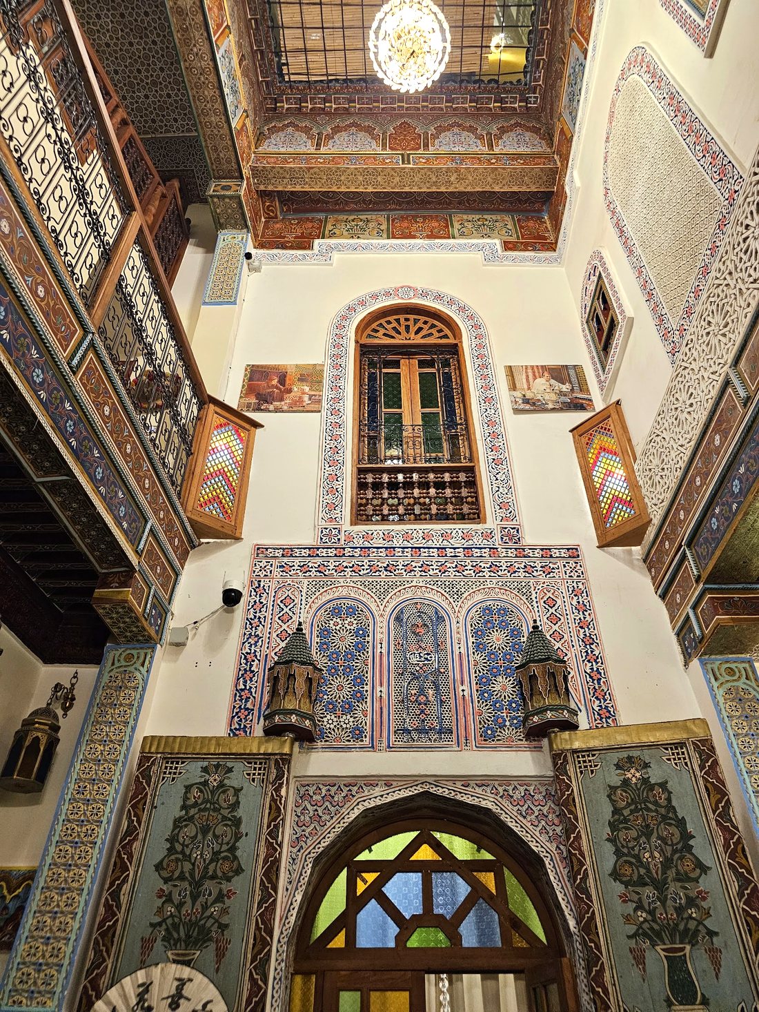 Patio du riad, stuc ciselé et arcades traditionnelles
