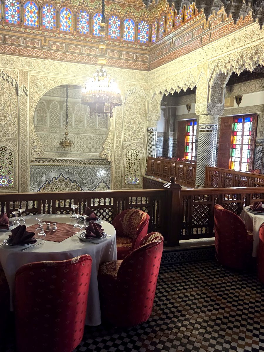 Salon marocain orné de boiseries sculptées et de zellige
