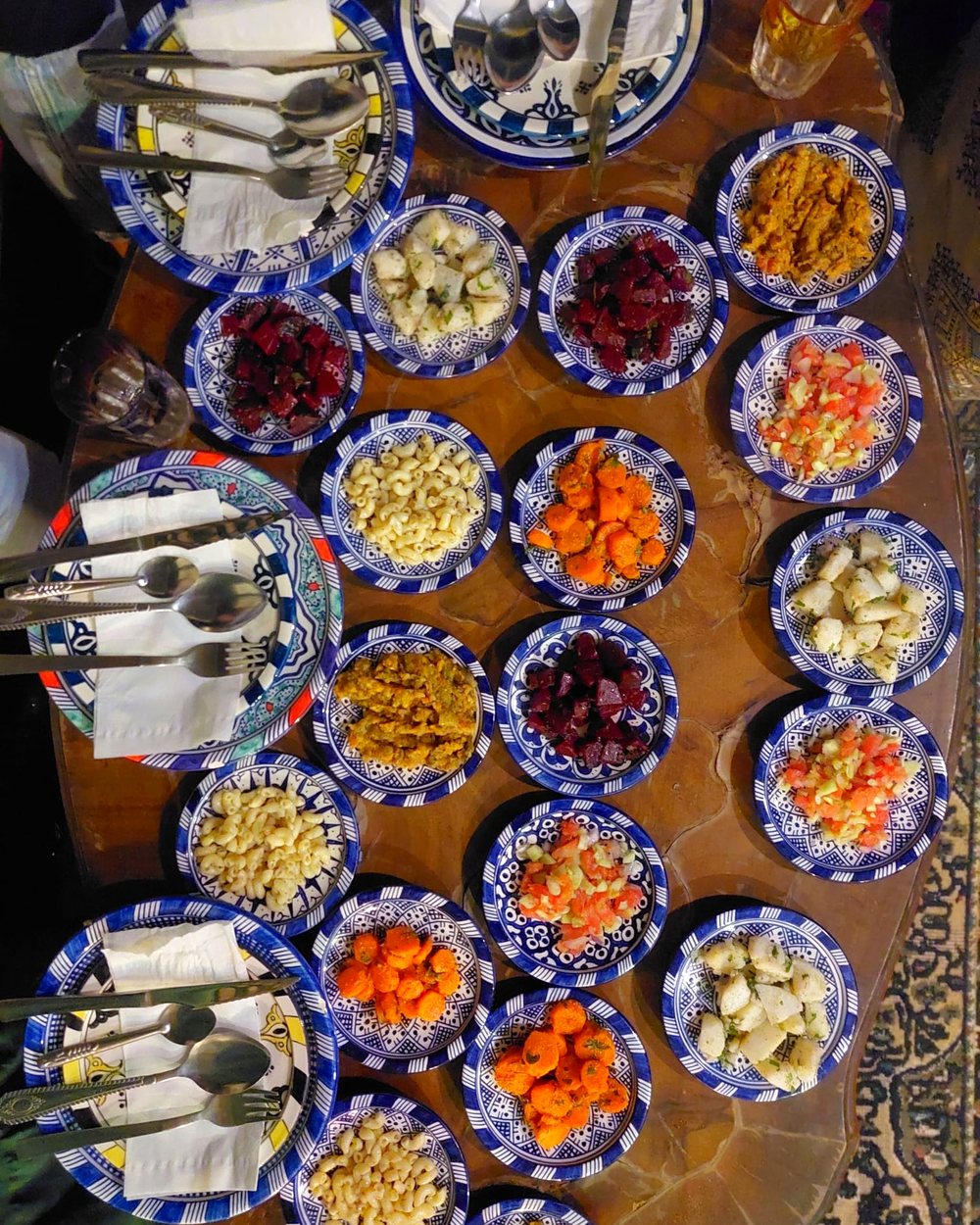 Grande table couverte de coupes de salades marocaines variées