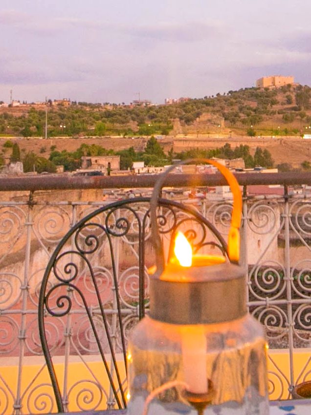 Coucher de soleil sur Fès vu depuis la terrasse, lanterne allumée