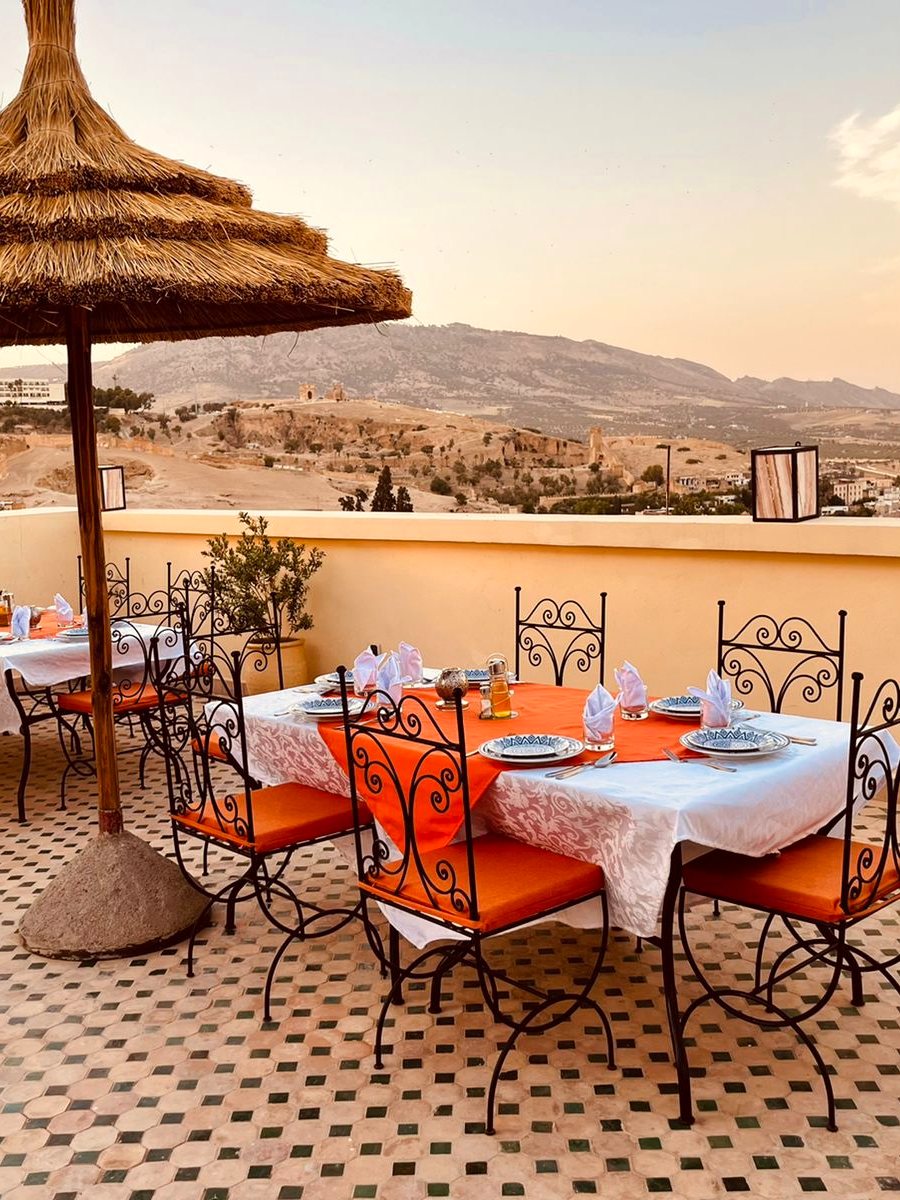 Terrasse du Palais Fès Yahya en fin de journée, vue sur la vallée