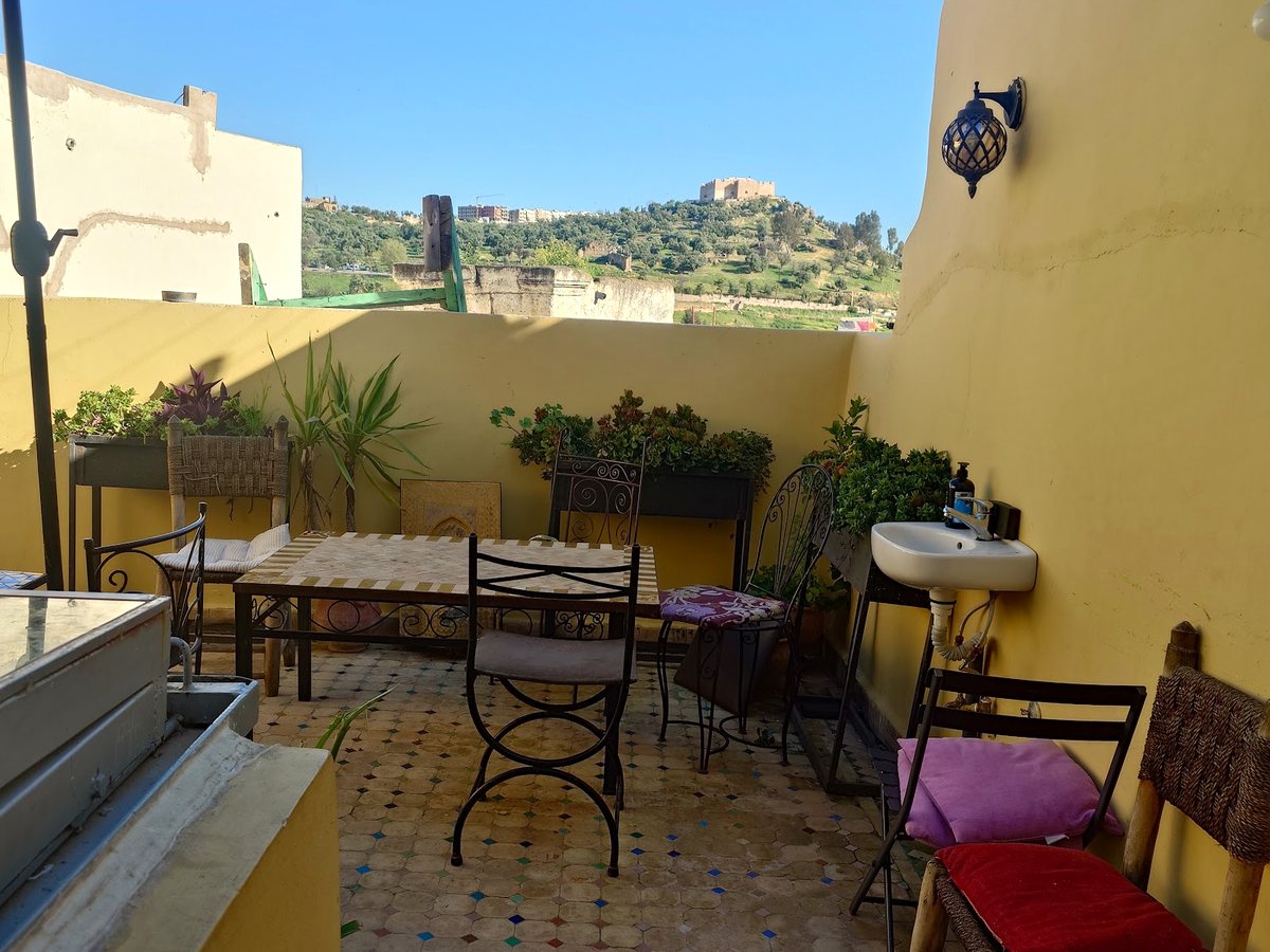 Terrasse de jour, vue sur les toits et les collines de Fès